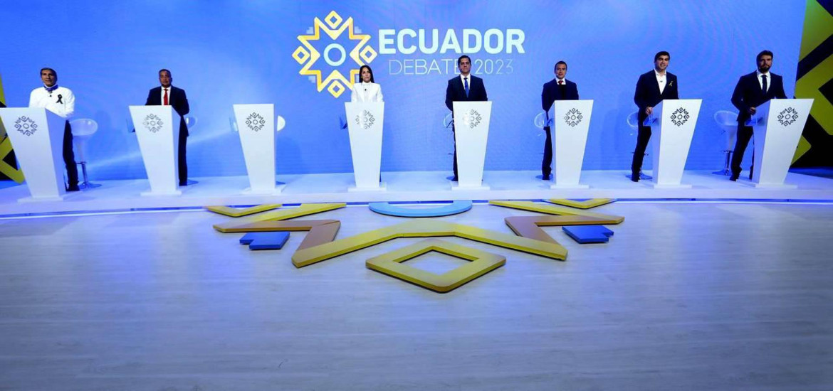Candidatos a la presidencia de Ecuador que participan en el debate. Foto: EFE.