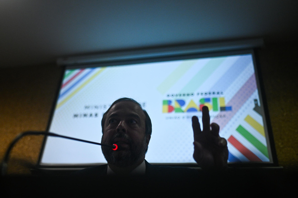 El ministro de Minas y Energía de Brasil, Alexandre Silveira, habla durante una rueda de prensa. Foto: EFE