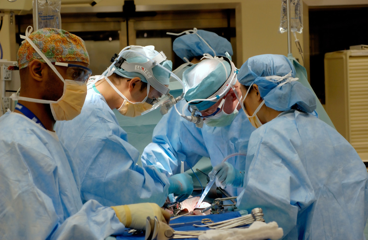 El trasplante duró varias horas y fue llevado a cabo en el Hospital Churchill, en la ciudad de Oxford donde participaron unos 20 médicos. Foto Unsplash.
