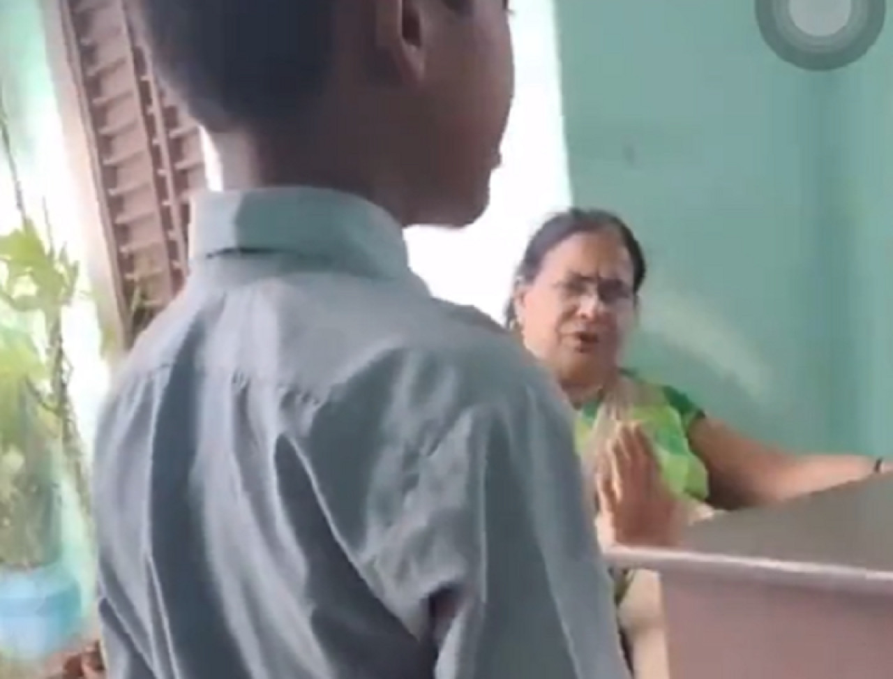 Una maestra obligó a sus alumnos a cachetear a su compañero en la India. Foto: captura video