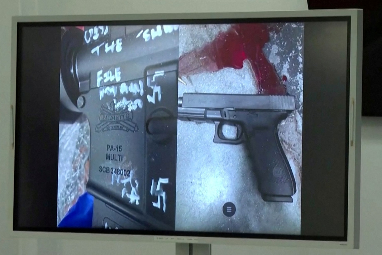 El arma que utilizó el supremacista que asesinó a tres personas en Florida. Foto: Reuters.