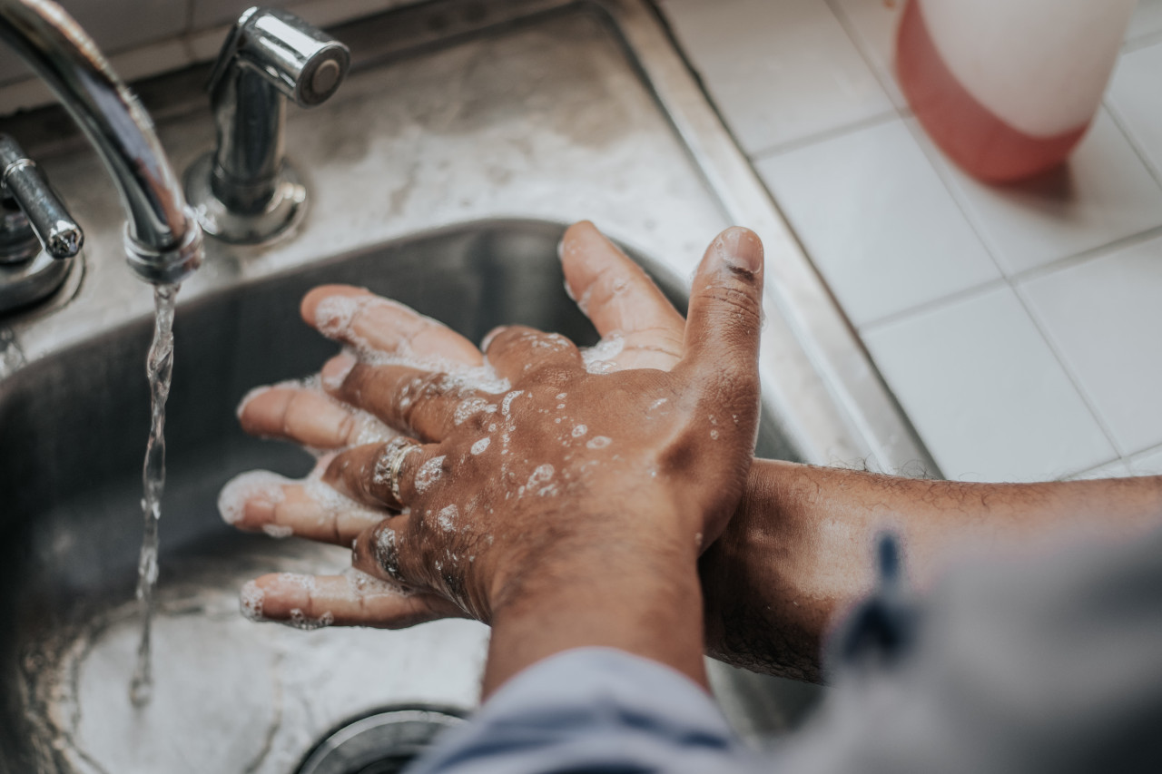 Los pacientes pueden promover que el personal que los asiste se lave las manos. Foto Unsplash.