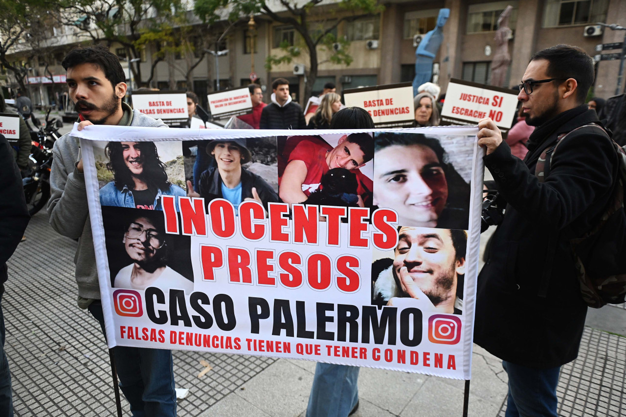 Familiares de los seis imputados en la causa de la violación grupal en Palermo. Foto: Télam.
