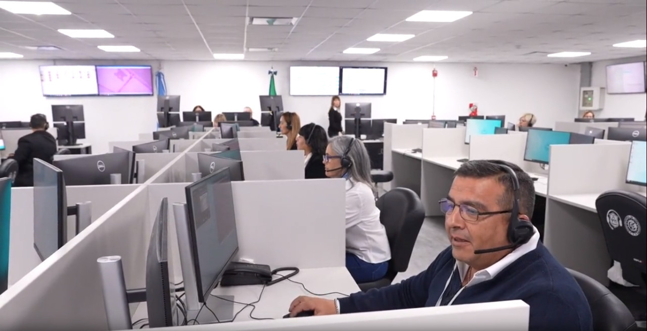 Las nuevas instalaciones de la Central de Atención Telefónica de Emergencias (CATE) de La Plata. Foto: Captura de pantalla.