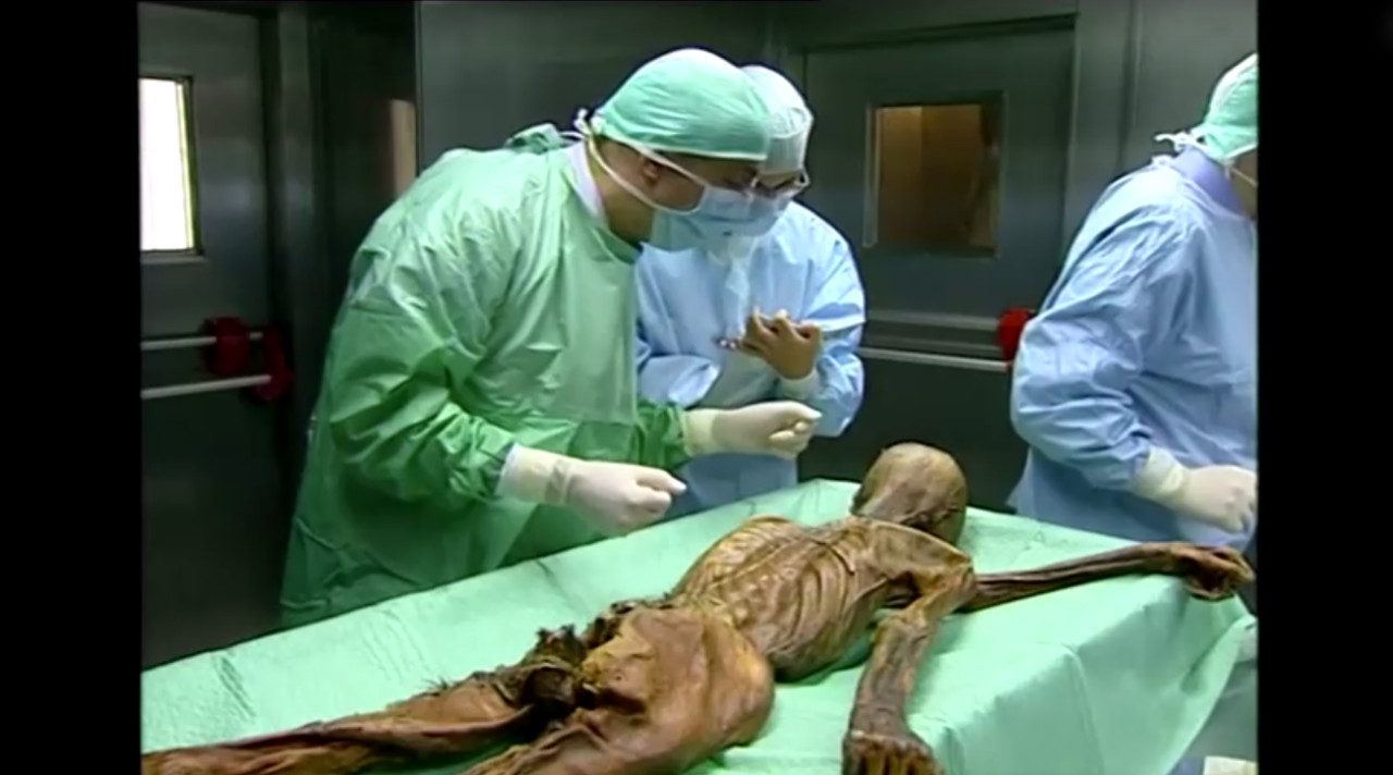 Estudios sobre Ötzi, el Hombre de Hielo de los Alpes. Foto: captura de video Reuters.