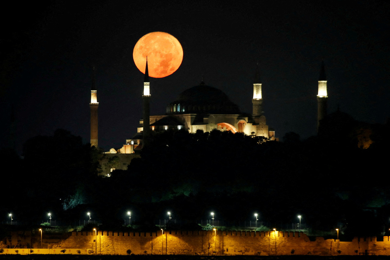 Superluna azul en Estambul, Turquía. Foto: Reuters