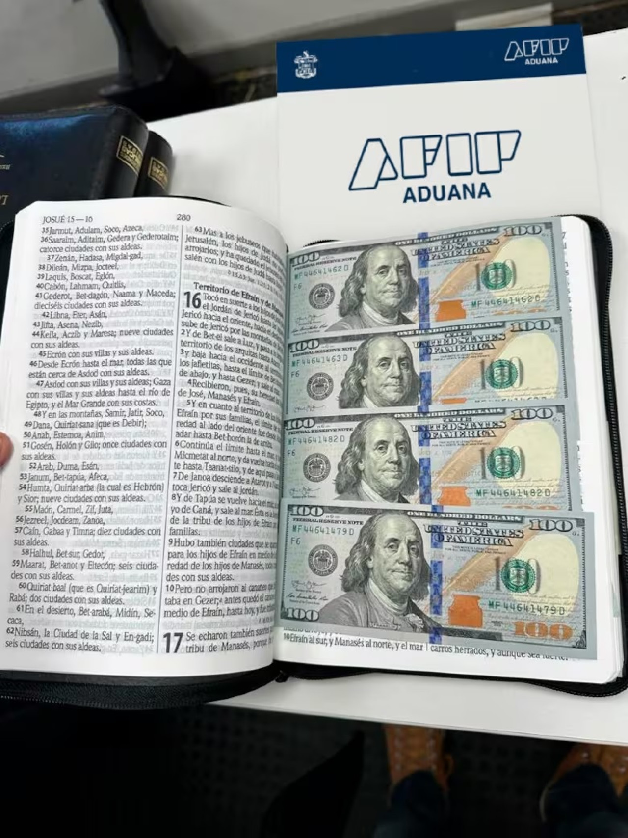 Aduana encontró unos 17 mil dólares dentro de biblias en el aeropuerto de Ezeiza.