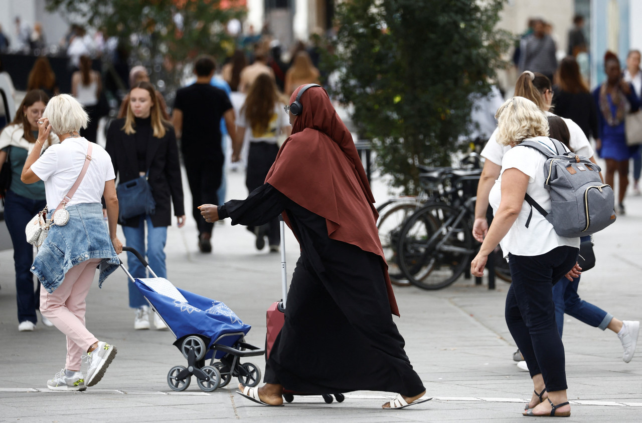 El gobierno francés prohíbe el uso del abaya en la escuelas. Foto: REUTERS
