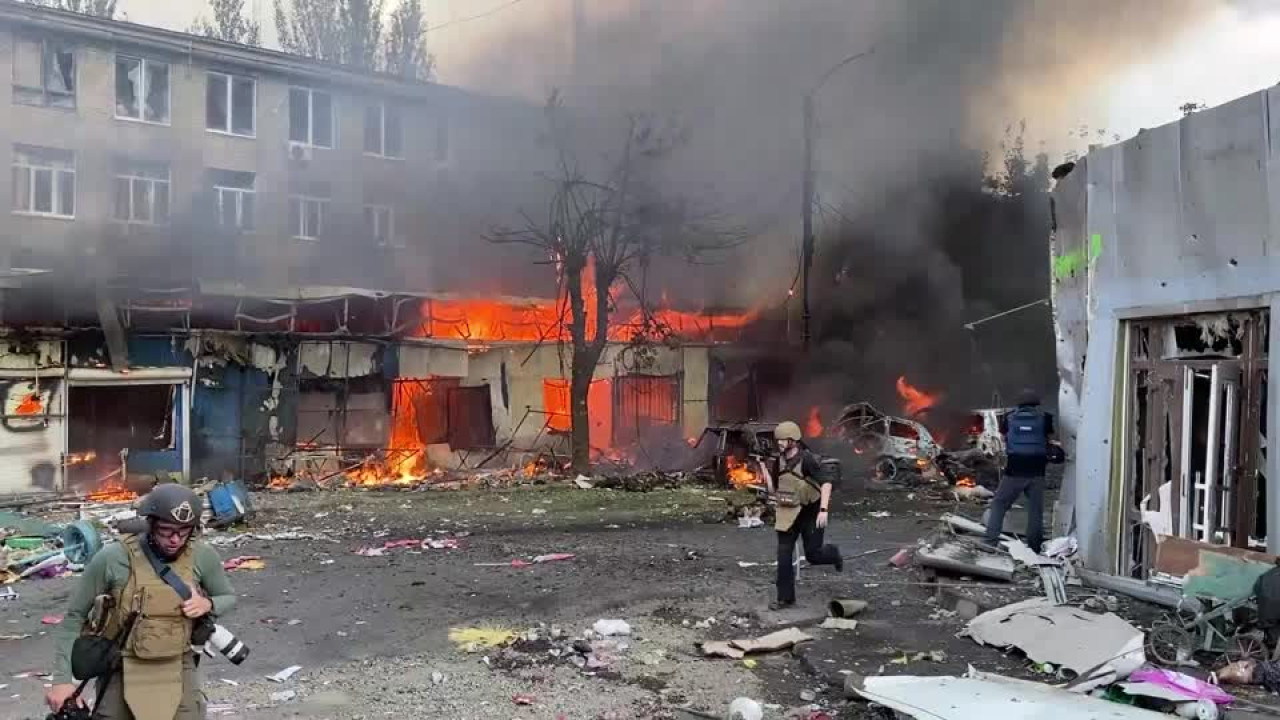 Ataque a mercado central en Donetsk. Video: Reuters.
