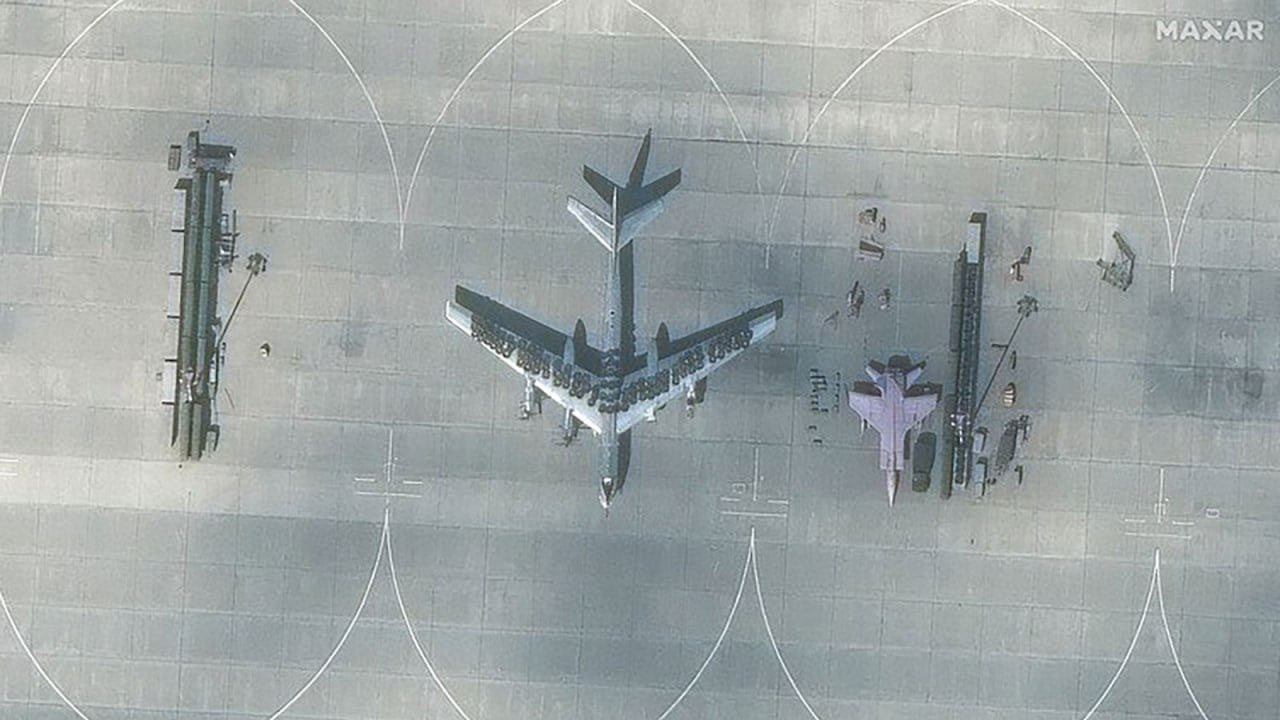 Aviones bombarderos TU-95 rusos en la base aérea Engels, recubiertos de material neumático. Foto: Twitter.