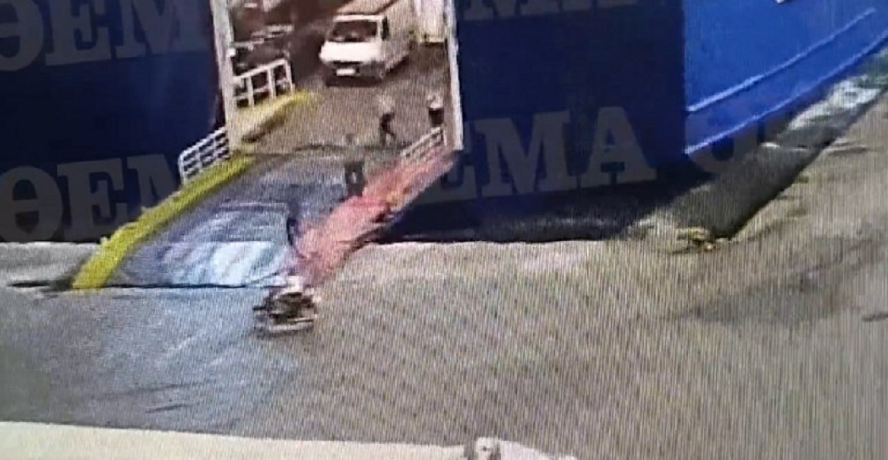 Arrojan a pasajero de un ferry en Grecia. Foto: captura de video.
