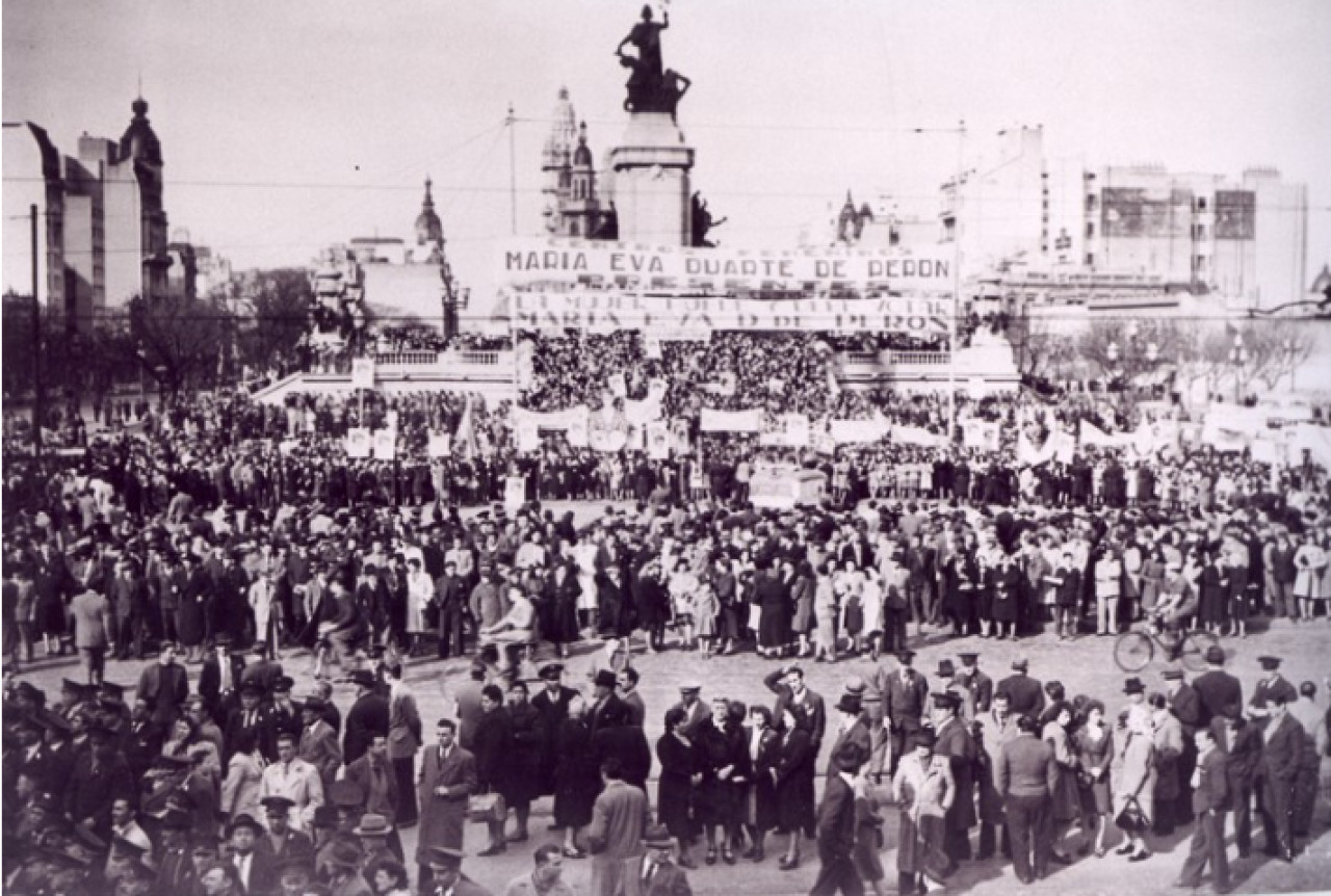 Participación de las mujeres en el acto multitudinario en Plaza de Mayo, donde se anunció la Ley 13.010. Foto: Ministerio de Cultura.