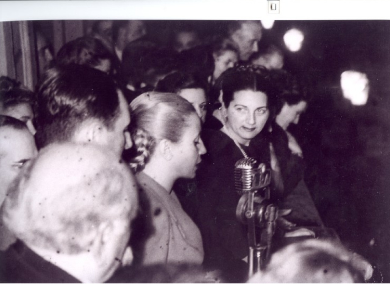Eva Perón recibe en manos la ley 13.010 en el balcón de la Casa Rosada, junto a Clara Borlenghi, Juan Domingo Perón, Ángel Borlenghi, Juan Hortensio Quijano, entre otros.  Foto: Ministerio de Cultura.