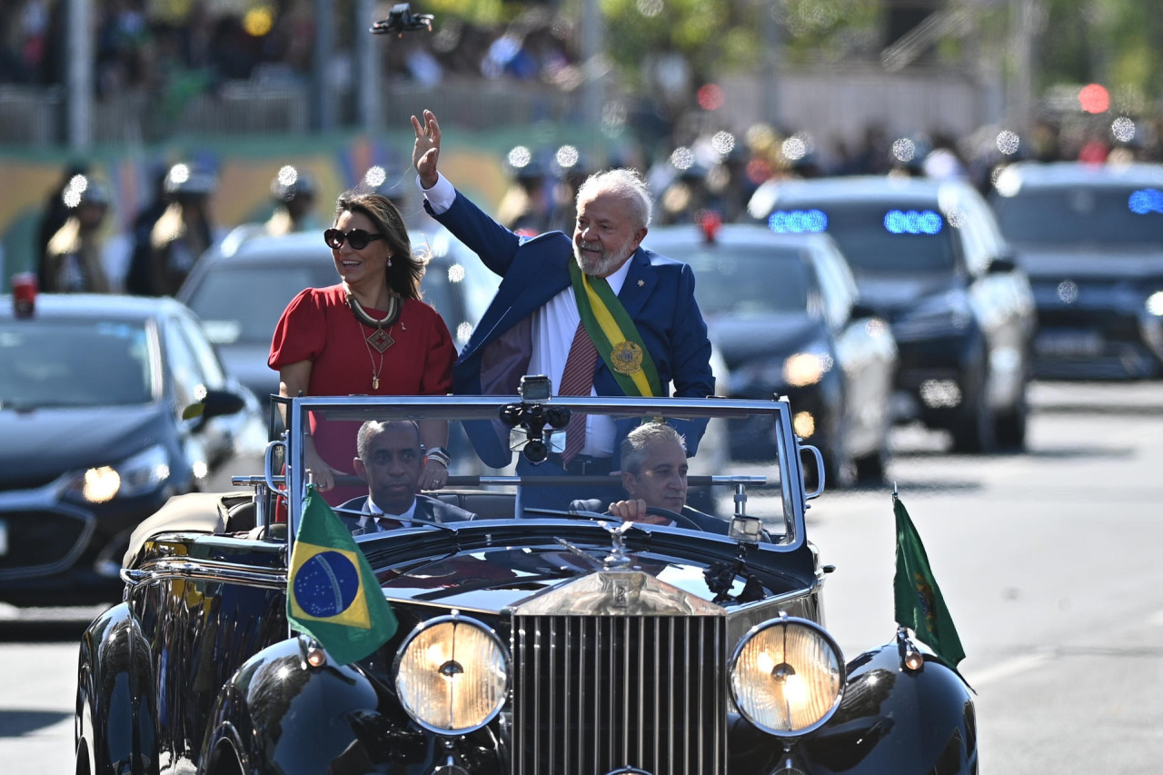 Lula saludando en el desfile. Foto: EFE
