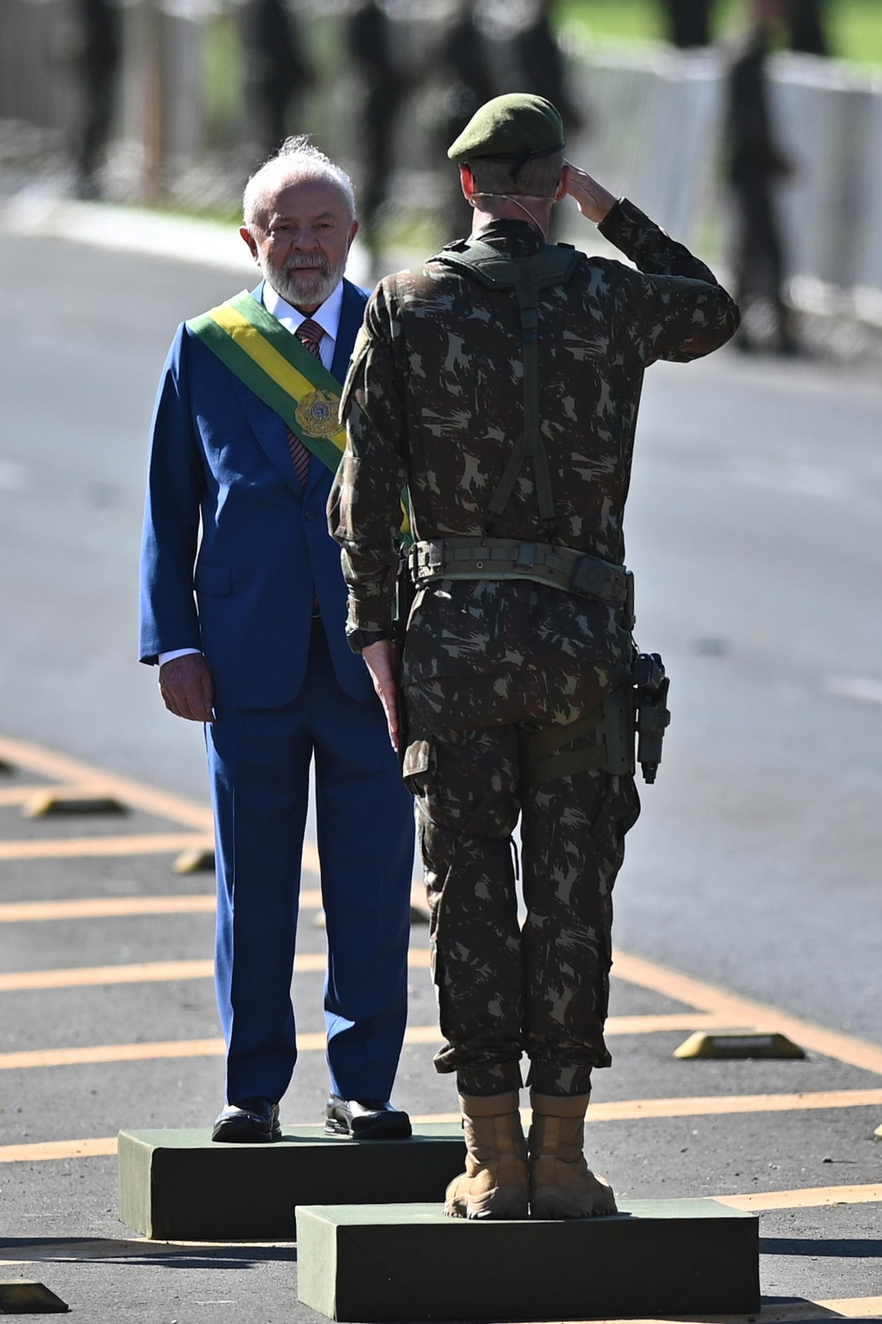 El acercamiento del presidente de Brasil en su acercamiento a las Fuerzas Armadas. Foto: EFE