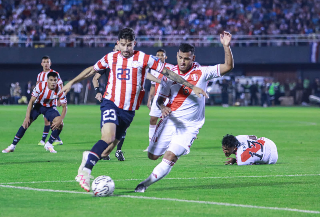 Paraguay vs Perú. Foto: Twitter @Albirroja.