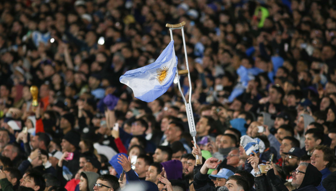 Hinchas argentinos apoyando a la Selección en el Monumental. Foto: NA.
