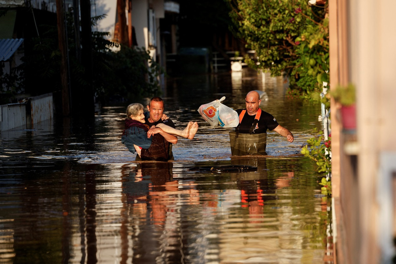 Bomberos rescatando a una anciana tras la inundaciones provocadas por "Daniel" en Grecia. Foto: Reuters.