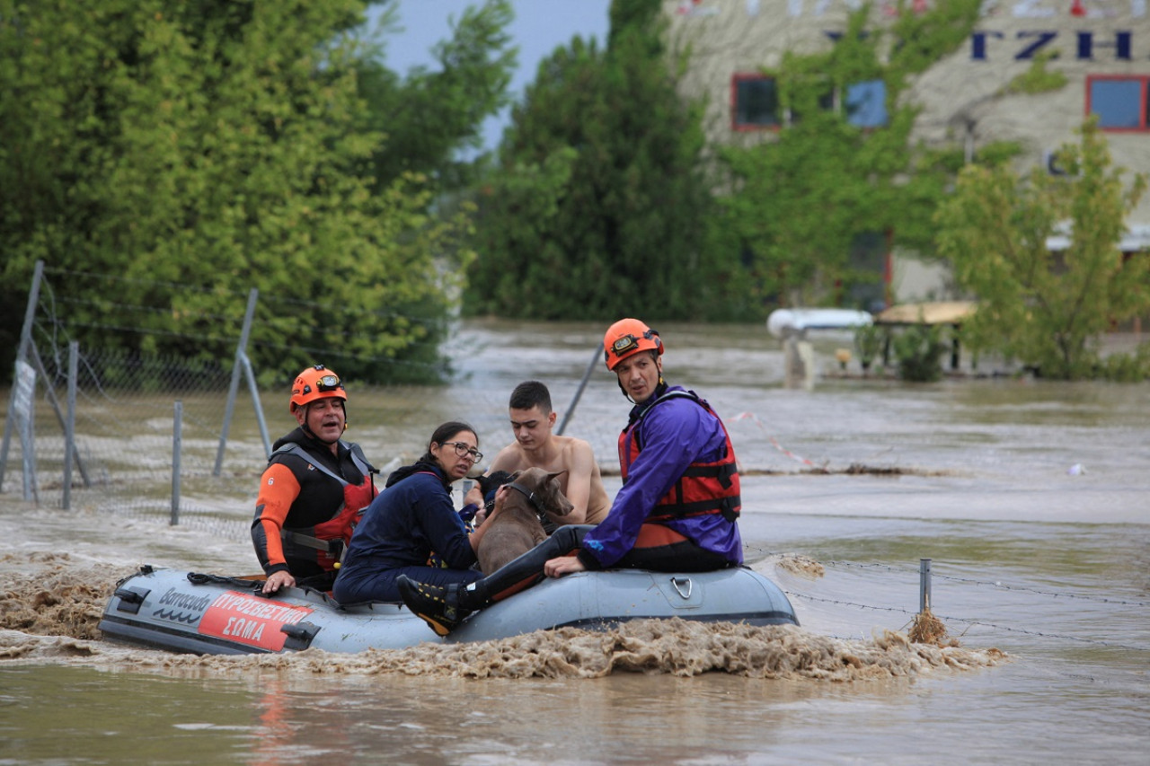 Bomberos rescatando a una familia tras el paso de la tormenta "Daniel" en Grecia. Foto: Reuters