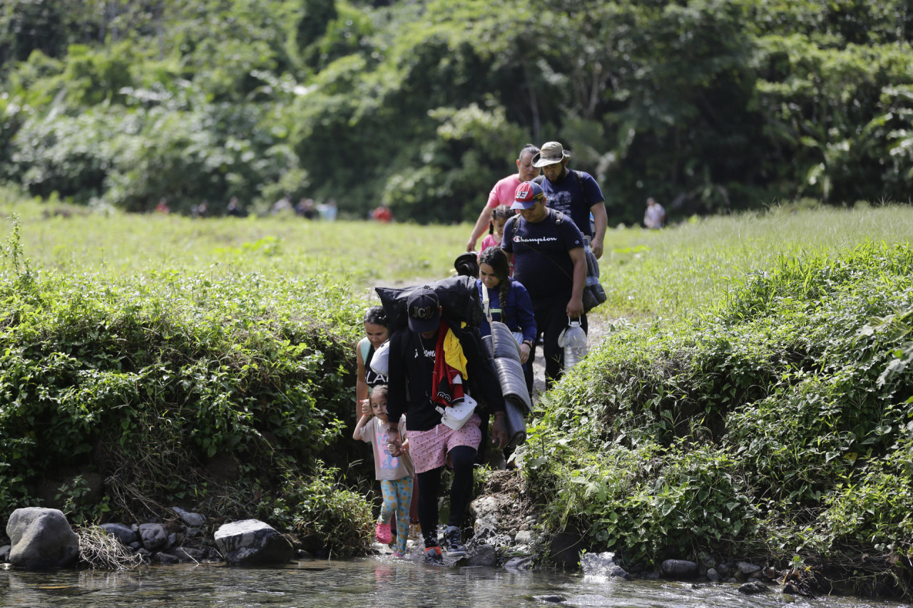 Migrantes cruzan la selva del Darién, en la frontera Panamá-Colombia. Foto: EFE