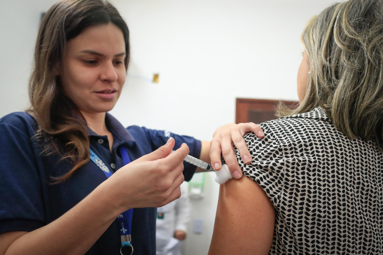 Una enfermera aplica una dosis de la vacuna contra el coronavirus. Foto: EFE