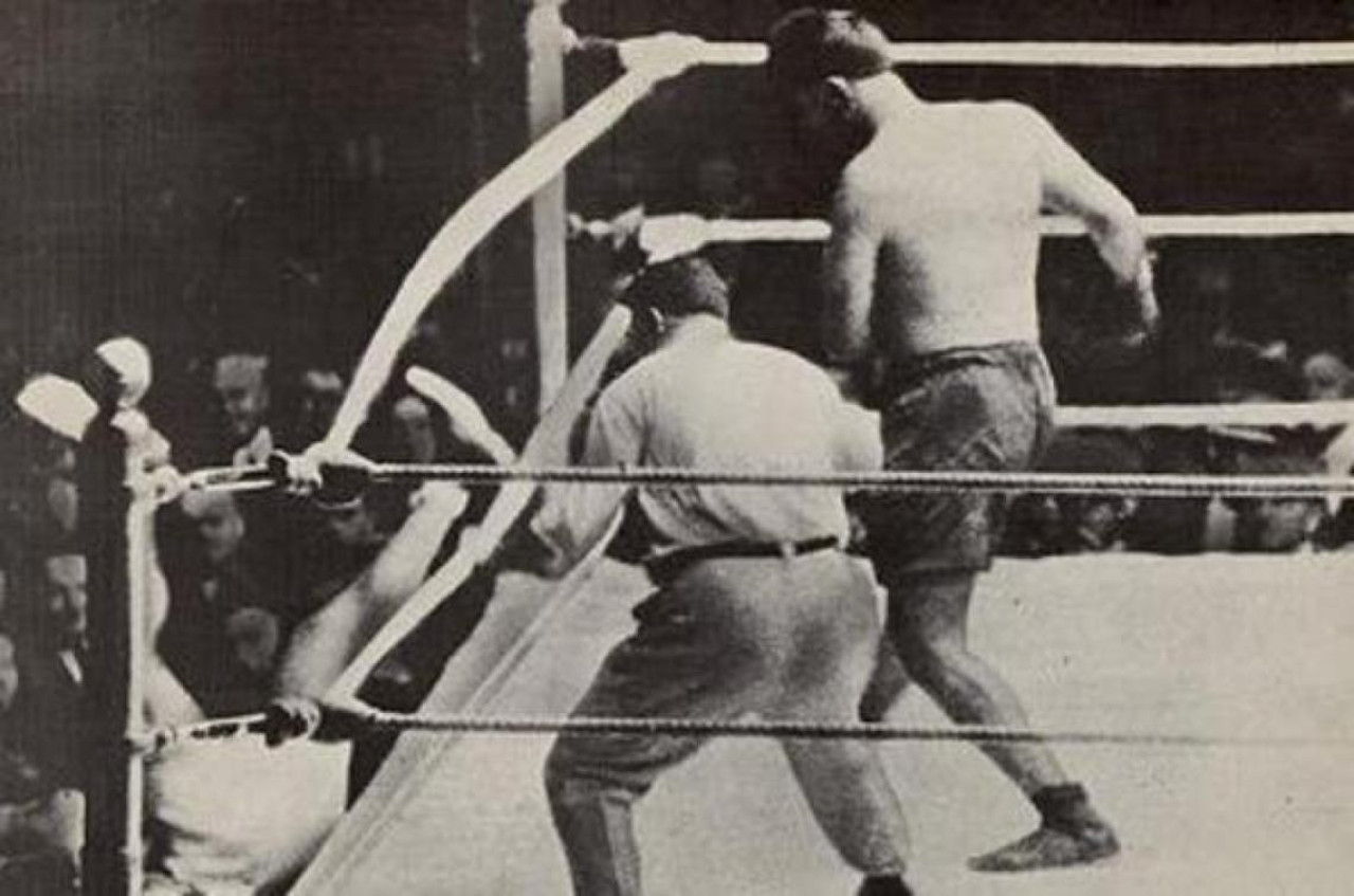 Momento en el que Firpo lanza a Dempsey fuera del ring. Foto: Archivo