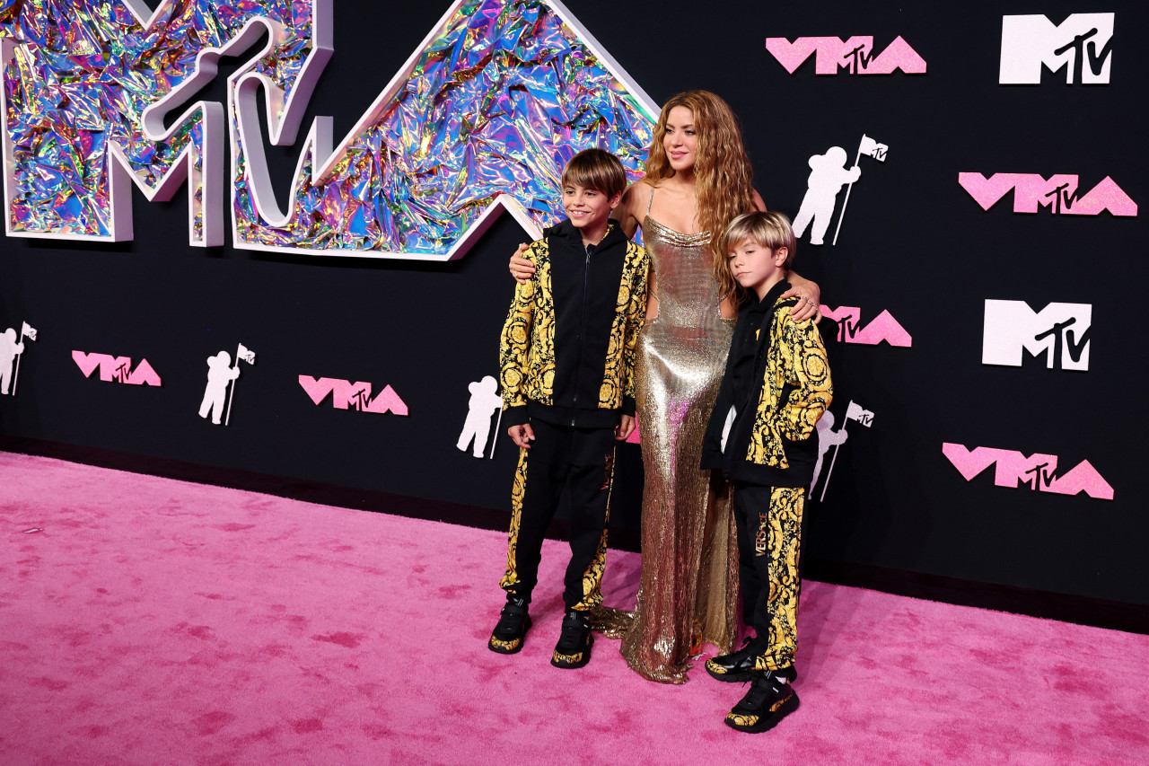Shakira con sus hijos. Foto: Reuters.