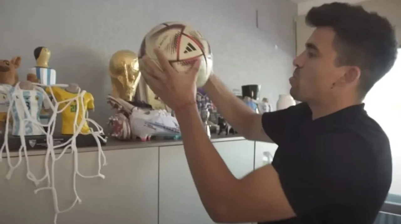 El Huevo Acuña mostró su museo personal de la Copa del Mundo 2022. Foto: Captura de video.
