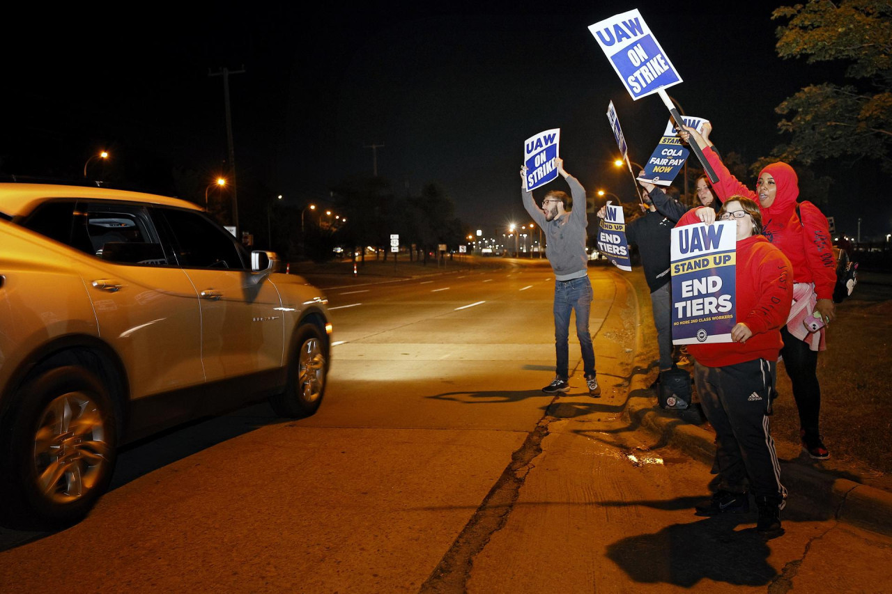 Sindicato automotriz declara histórica huelga en Estados Unidos. Foto: EFE.