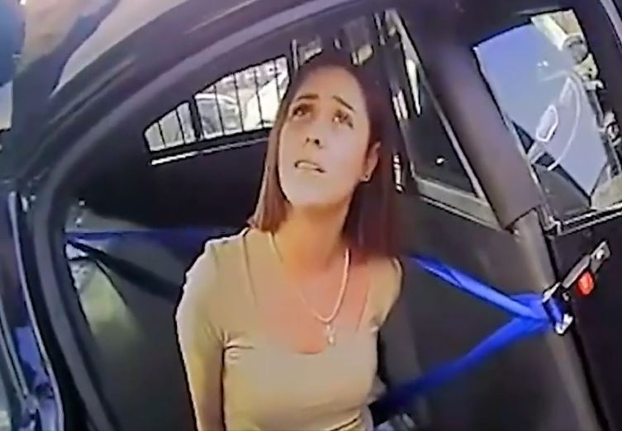 Grace Spoonamore fue arrestada tras provocar un accidente de tránsito por manejar borracha. Foto: captura de Youtube.