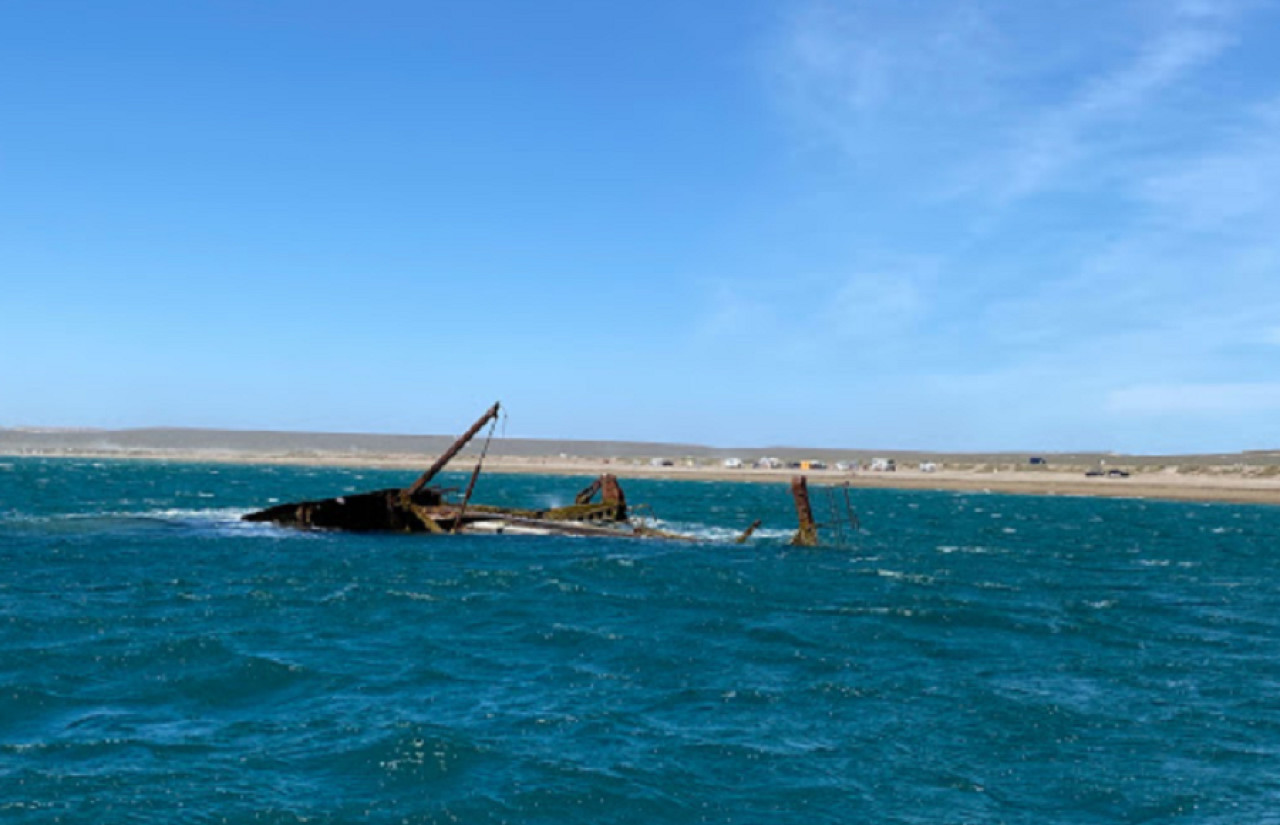 Barco hundido "Folías". Foto: Google Maps