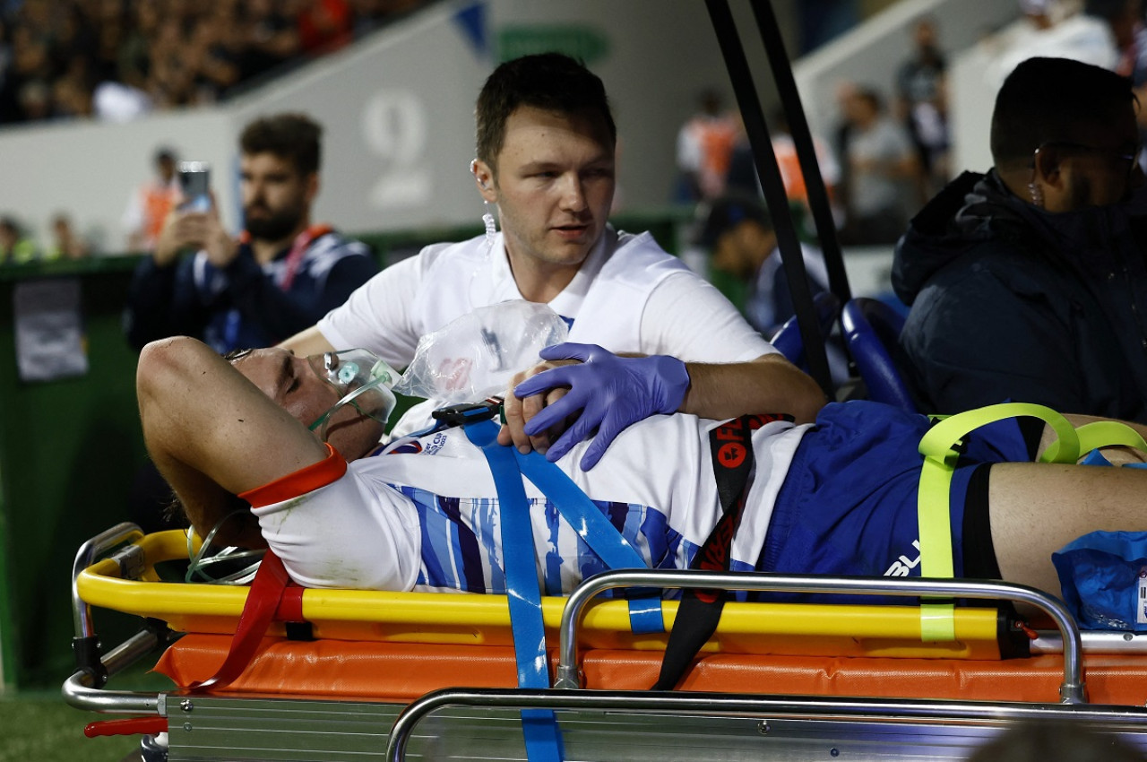 Le Roux Malan dejó el campo de juego con oxígeno tras su dura lesión. Foto: Reuters.