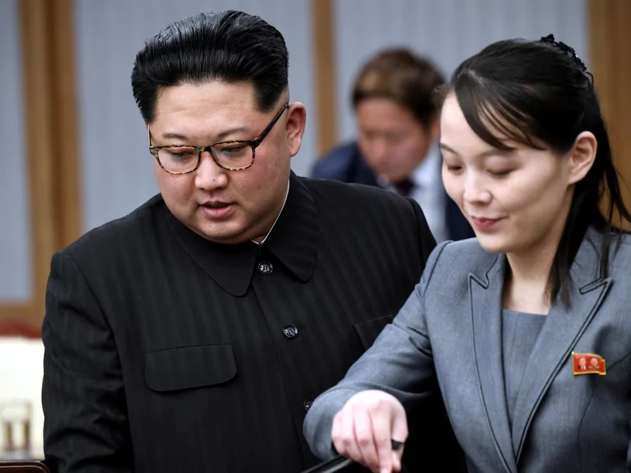 Kim Jong-Un y su hermana, Kim Yo-Jong. Foto: Reuters.