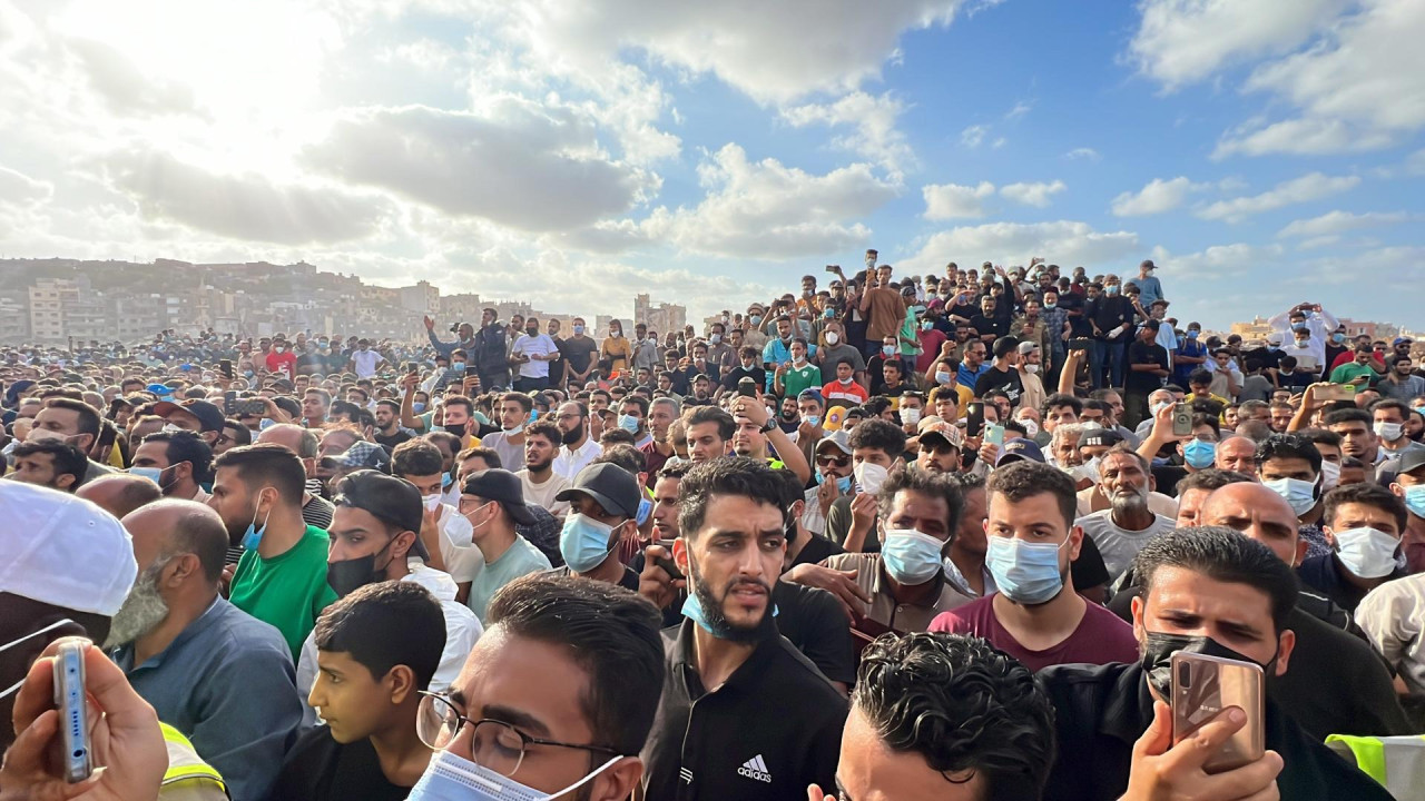 La masiva protesta en Derna frente a la mala gestión de las autoridades. Foto: EFE