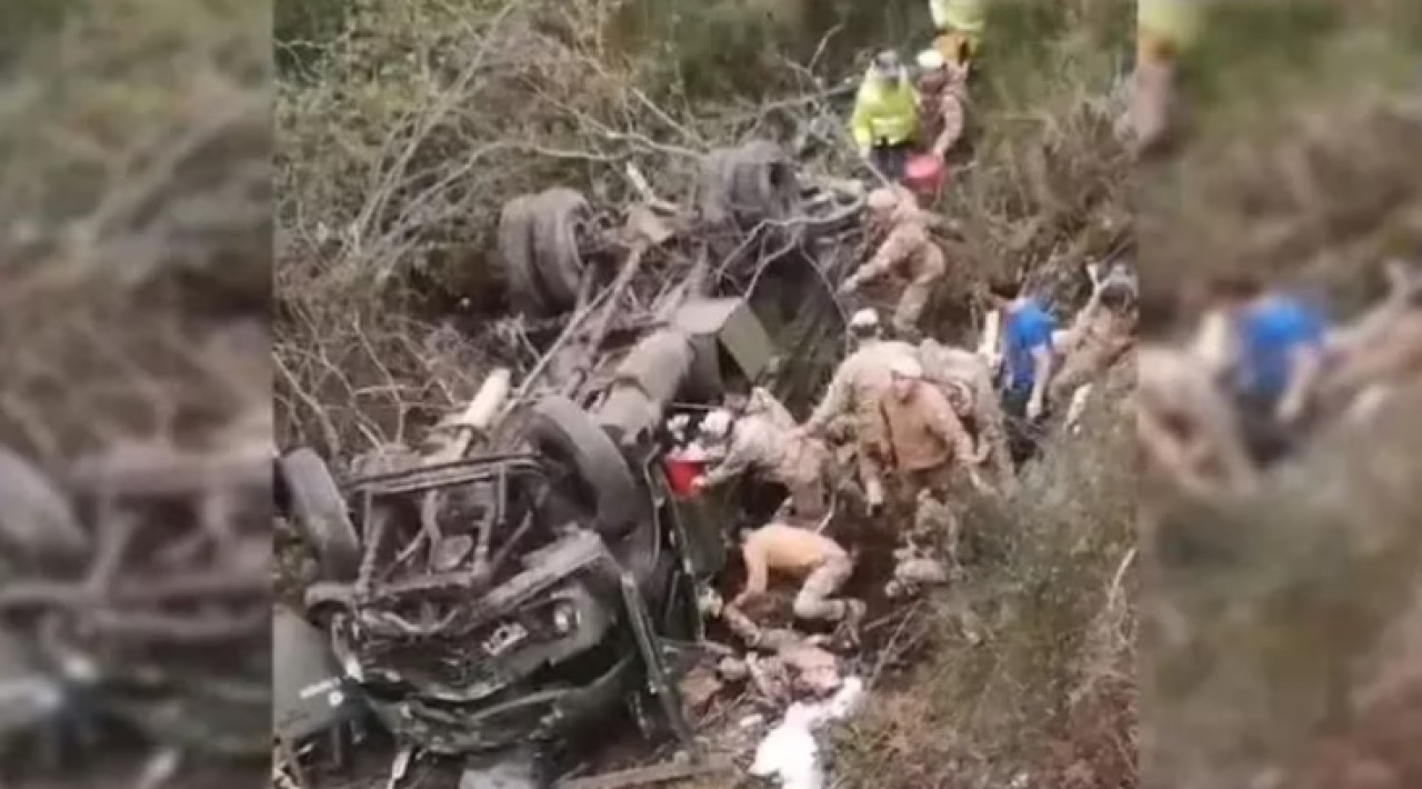 Accidente de un camión del Ejército en San Martín de los Andes. Foto: Gentileza FM Montaña.