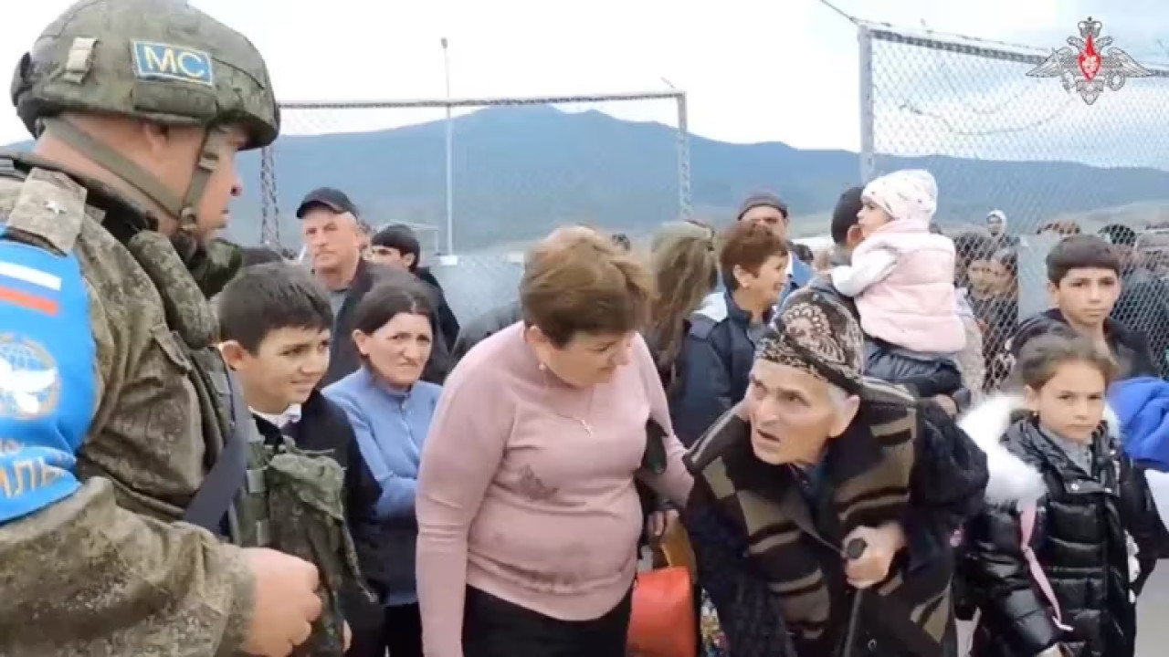 Las fuerzas de paz rusas evacuan a civiles. Foto: EFE