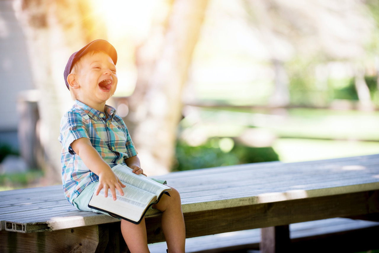 Los niños menores de 9 años son más felices, según la investigación. Foto: Unsplash