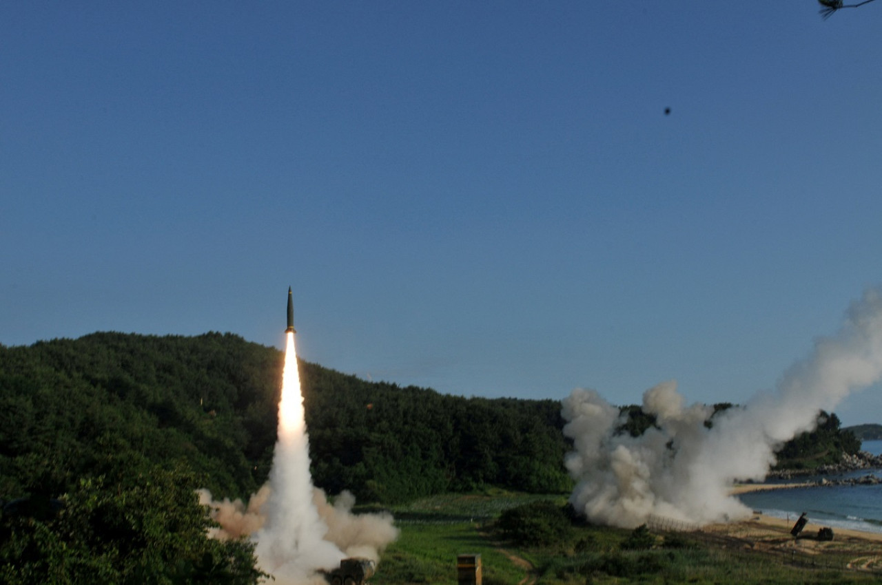 Lanzamiento de un misil ATACMS por parte de Ucrania. Foto: Reuters.