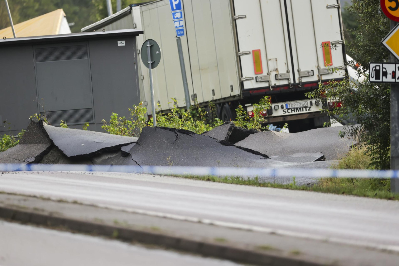 Impresionante hundimiento de una autopista en Suecia. Foto: EFE.