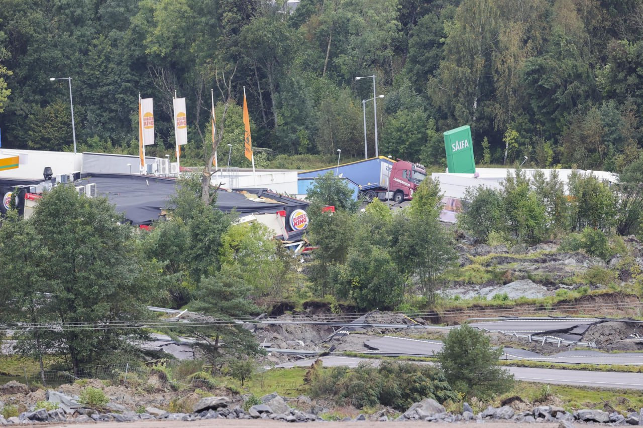 Impresionante hundimiento de una autopista en Suecia. Foto: X.