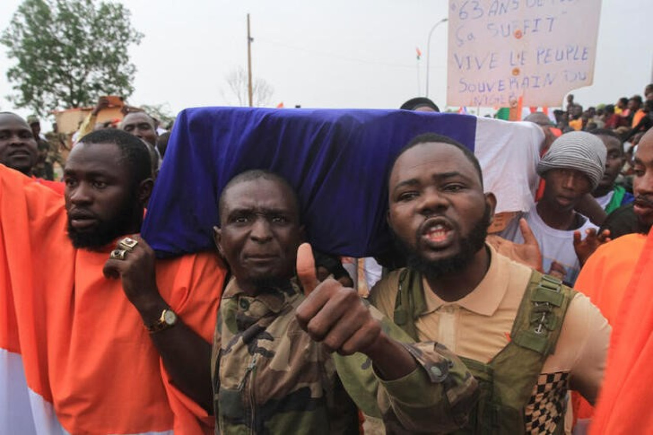 Manifestantes se congregaron el sábado frente a una base militar francesa en Niamey, la capital de Níger, para exigir la salida de sus tropas tras un golpe militar que cuenta con un amplio apoyo popular. Foto: Reuters