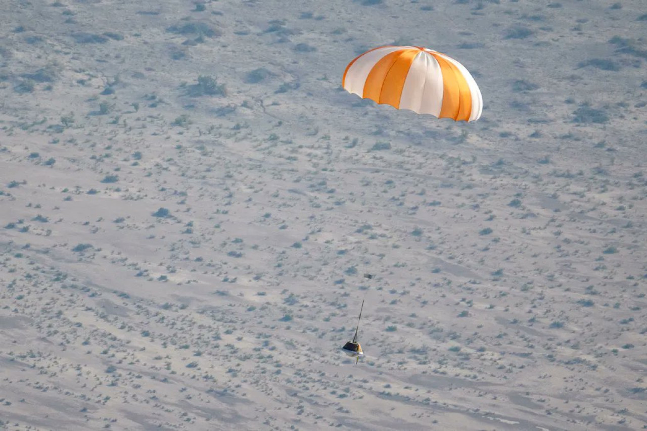El asteroide Bennu llegando a Utah en paracaídas. Foto: Twitter.