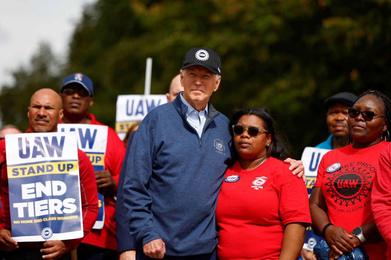 Joe Biden en el piquete de trabajadores del sector automotor en Estados Unidos. Foto: REUTERS.