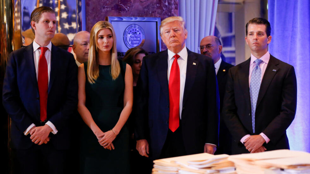 Donald Trump junto a sus tres hijos. Foto: Reuters.