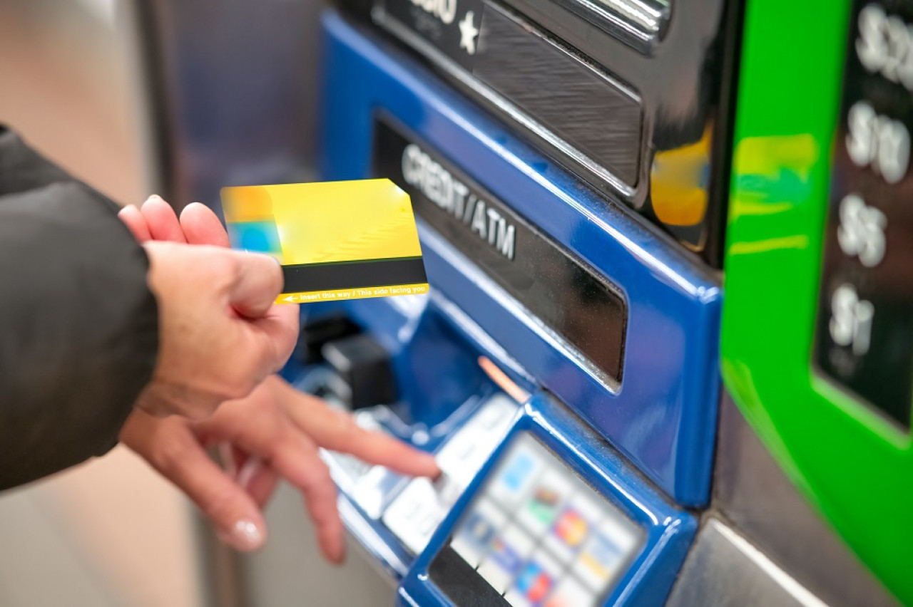 El adelanto en efectivo con tarjeta de crédito es la única forma de extraer dinero de un cajero en el exterior. Foto: Unsplash.