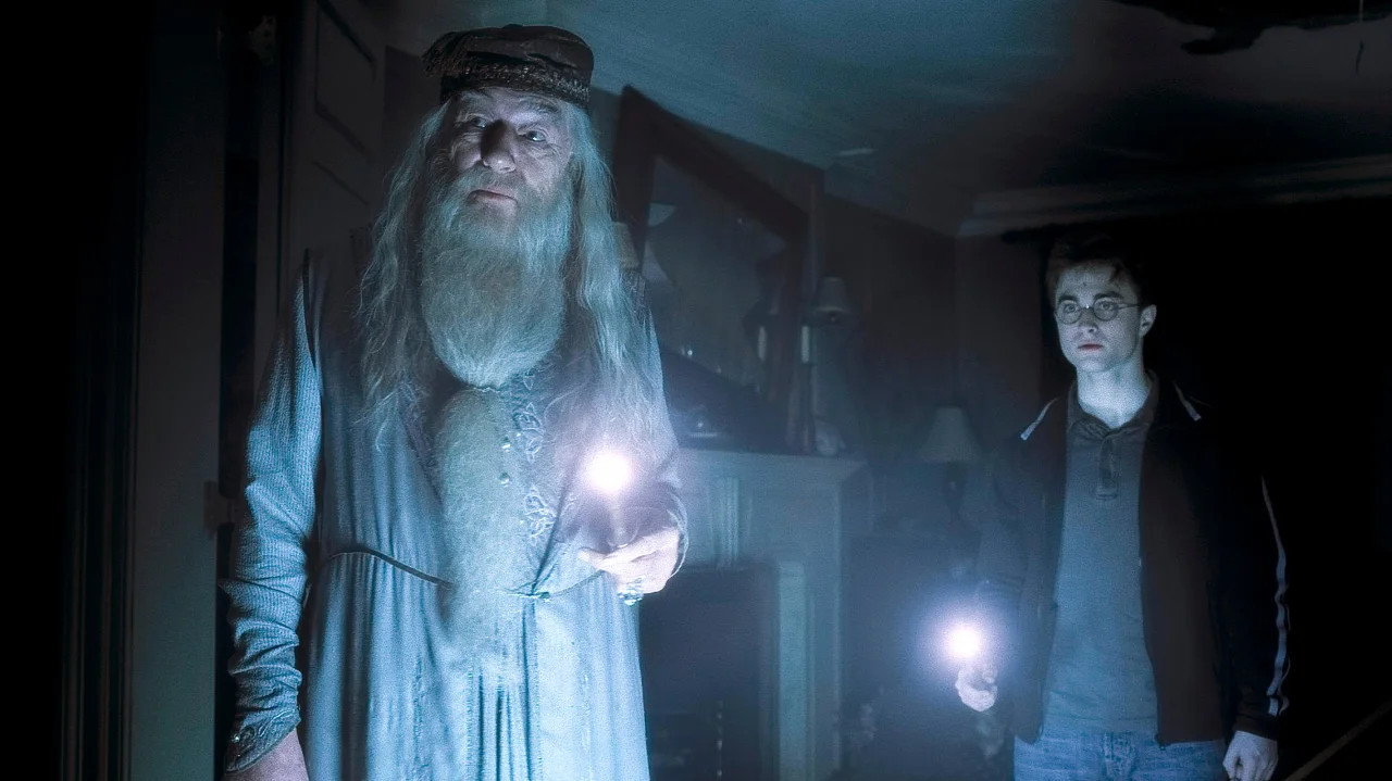 Daniel Radcliffe y  Michael Gambon en Harry Potter. Foto: Warner.