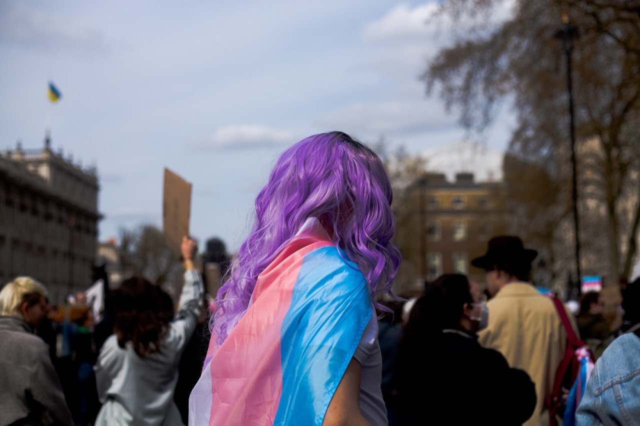 La decisión generó indignación por parte de la comunidad LGBTIQ+, quienes denuncian discriminación. Foto: Unsplash.