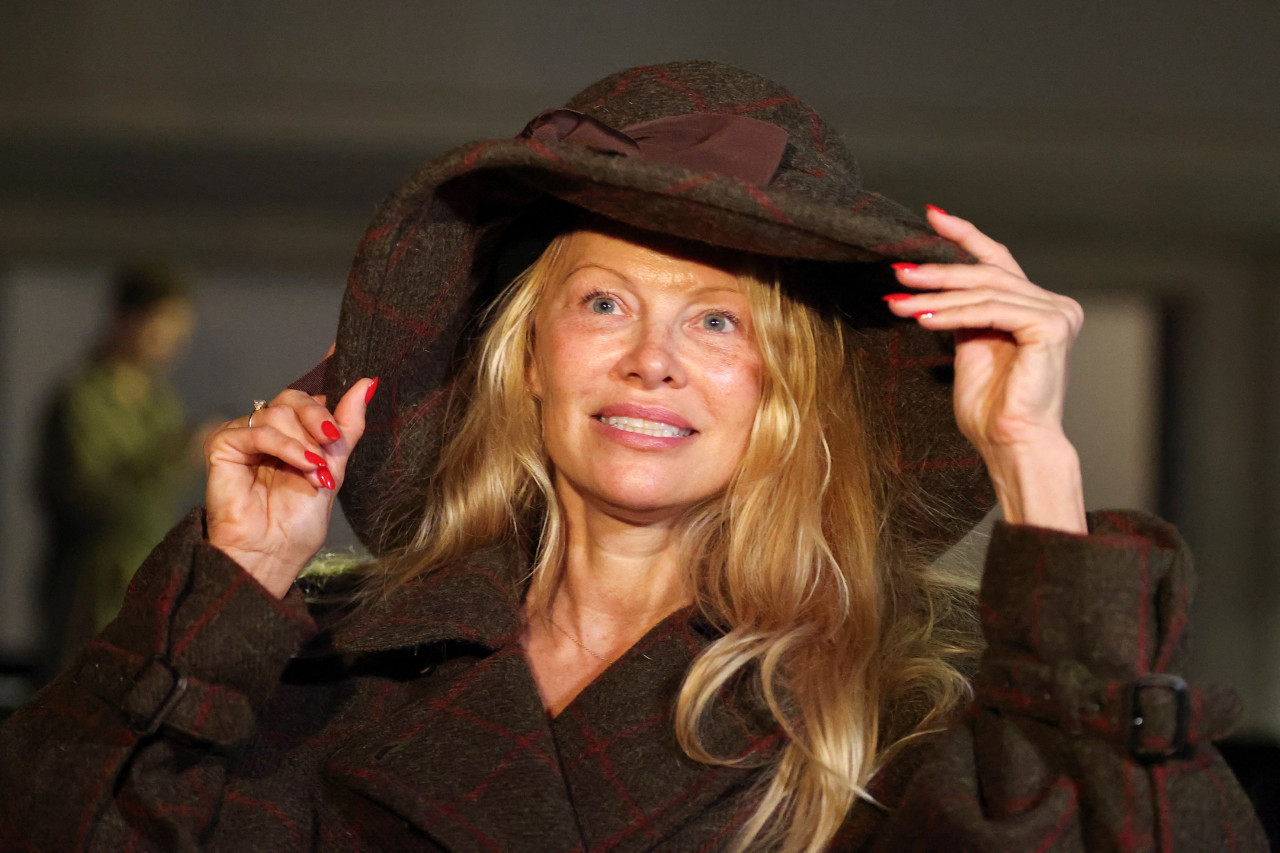 Pamela Anderson se mostró sin maquillaje en la semana de la moda de París. Foto: Reuters.