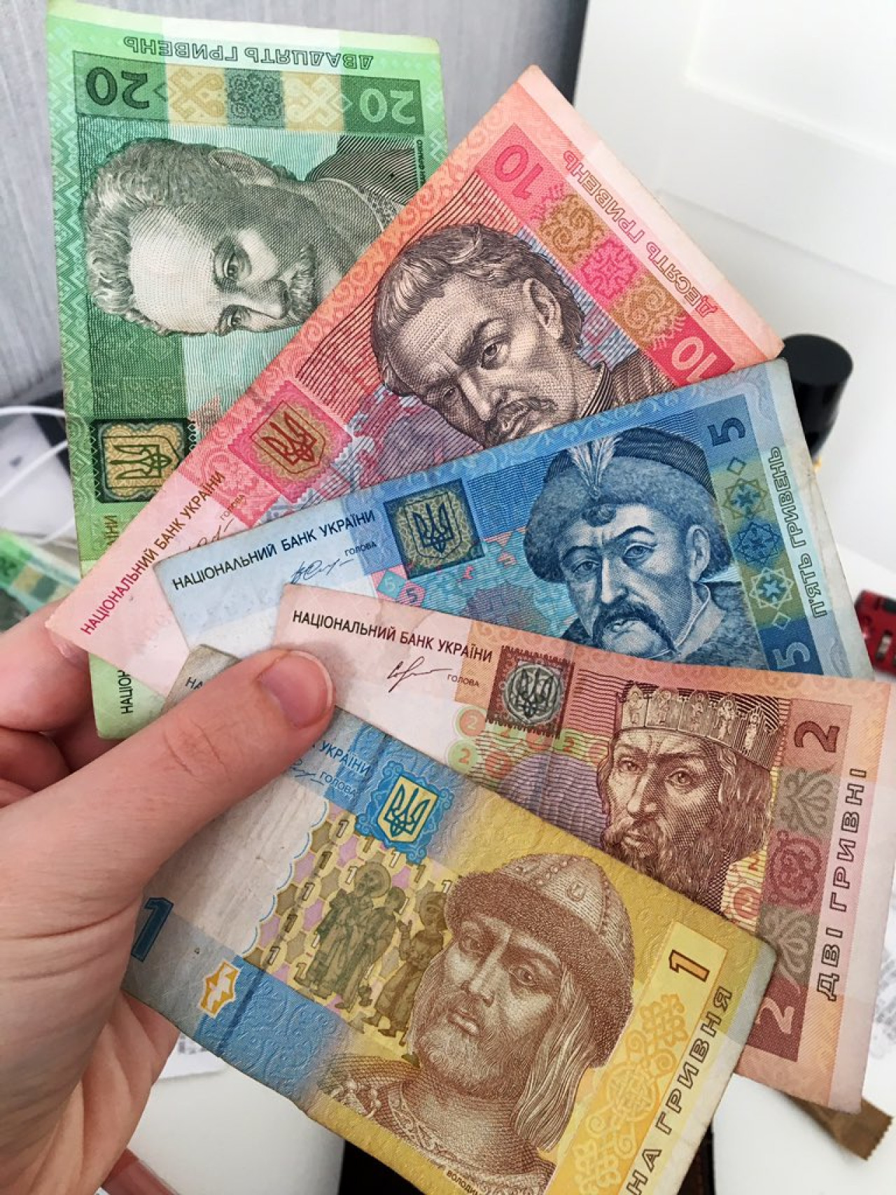 Distintos billetes de la Grivna, moneda de curso legal en Ucrania.