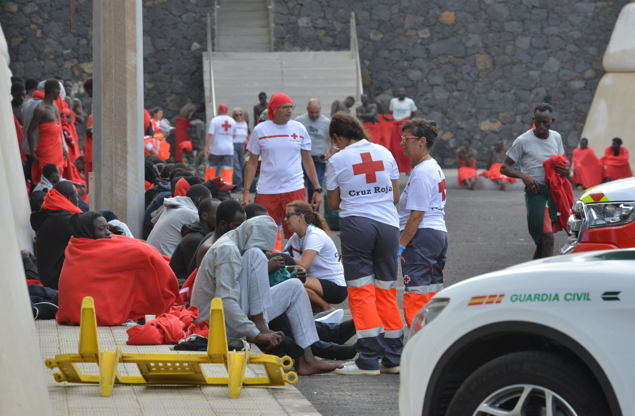 Los equipos de la Cruz Roja trabajando con los migrantes recién llegados. Foto: EFE